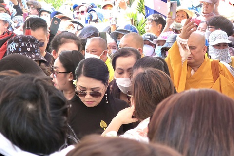 Biển người vây kín nơi an nghỉ của nghệ sĩ Vũ Linh - Ảnh 3. Biển người vây kín nơi an nghỉ của nghệ sĩ Vũ Linh - Ảnh 3.