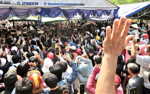 Biển người vây kín nơi an nghỉ của nghệ sĩ Vũ Linh - Ảnh 6. Biển người vây kín nơi an nghỉ của nghệ sĩ Vũ Linh - Ảnh 6.