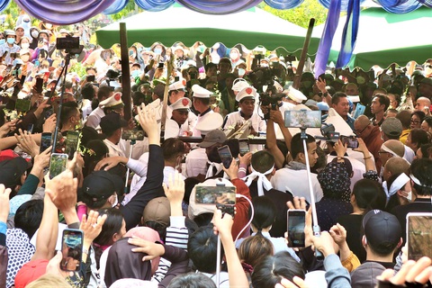 Biển người vây kín nơi an nghỉ của nghệ sĩ Vũ Linh - Ảnh 7. Biển người vây kín nơi an nghỉ của nghệ sĩ Vũ Linh - Ảnh 7.