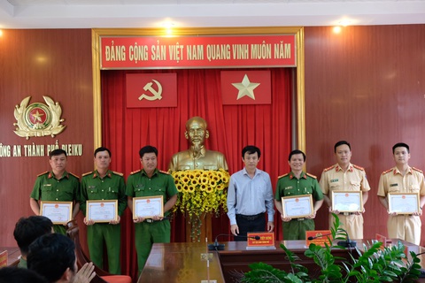 Thưởng nóng Công an TP Pleiku bắt nhanh nghi phạm người Trung Quốc sát hại nhân viên kế toán - Ảnh 1. Thưởng nóng Công an TP Pleiku bắt nhanh nghi phạm người Trung Quốc sát hại nhân viên kế toán - Ảnh 1.