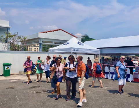 Du khách châu Âu đến Nha Trang học nấu ăn, đi xe đạp, xích lô dạo phố - Ảnh 3. Du khách châu Âu đến Nha Trang học nấu ăn, đi xe đạp, xích lô dạo phố - Ảnh 3.