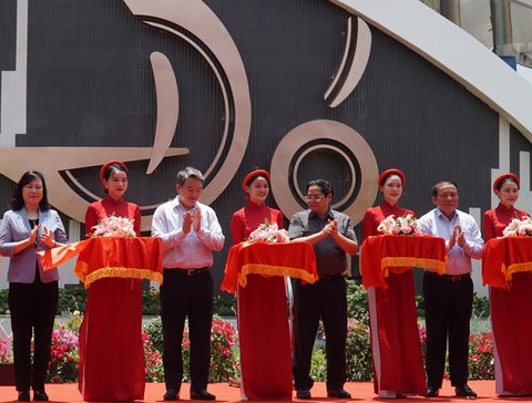Thủ tướng dự khánh thành nhà hát tư nhân đầu tiên - Ảnh 1. Thủ tướng Chính phủ Phạm Minh Chính cắt băng khánh thành Nhà hát Đó, nhà hát tư nhân đầu tiên ở Việt Nam tại TP Nha Trang, Khánh Hòa - Ảnh: BÙI TRẦN