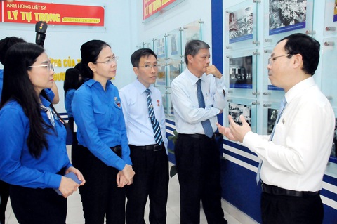 Yêu cầu mới sau nửa thế kỷ ra đời - Ảnh 1. Các đại biểu, khách mời tham quan phòng truyền thống Trường Đoàn Lý Tự Trọng ra mắt dịp 50 năm thành lập - Ảnh: K.ANH