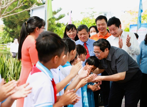 Thủ tướng thăm, trao quà cho Làng SOS Nha Trang và trẻ mồ côi do COVID-19 - Ảnh 1. Thủ tướng thăm, trao quà cho Làng SOS Nha Trang và trẻ mồ côi do COVID-19 - Ảnh 1.