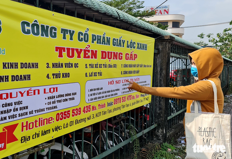 Chị Cẩm Duyên loay hoay tìm việc tại khu công nghiệp Tân Tạo vào một trưa mới đây - Ảnh: CÔNG TRIỆU Chị Cẩm Duyên loay hoay tìm việc tại khu công nghiệp Tân Tạo vào một trưa mới đây - Ảnh: CÔNG TRIỆU
