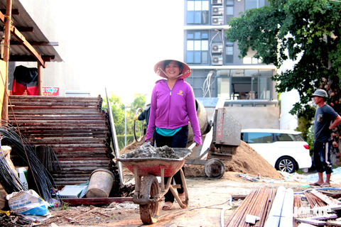 Thợ hồ là những người bị ảnh hưởng đầu tiên của tình trạng cắt giảm lao động, dự án “đứng hình” ngành xây dựng đang gặp - Ảnh: CÔNG TRIỆU Thợ hồ là những người bị ảnh hưởng đầu tiên của tình trạng cắt giảm lao động, dự án “đứng hình” ngành xây dựng đang gặp - Ảnh: CÔNG TRIỆU