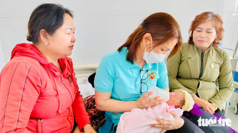 Bé gái sơ sinh bị bỏ rơi bên đường giữa đêm khuya - Ảnh 1. Bé gái sơ sinh bị bỏ rơi bên đường giữa đêm khuya - Ảnh 1.