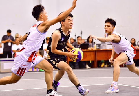 Bóng rổ sinh viên lần đầu góp mặt VBA 3x3 Men U20 - Ảnh 2. Cầu thủ Đại học Kiến Trúc (đen) dẫn bóng đột phá - Ảnh: VBA