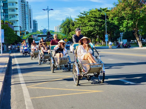 Du khách châu Âu đến Nha Trang học nấu ăn, đi xe đạp, xích lô dạo phố - Ảnh 4. Du khách châu Âu đến Nha Trang học nấu ăn, đi xe đạp, xích lô dạo phố - Ảnh 4.