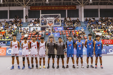 Bóng rổ sinh viên lần đầu góp mặt VBA 3x3 Men U20 - Ảnh 1. Đại học Tôn Đức Thắng (xanh) và U20 Thang Long Warriors - Ảnh: VBA