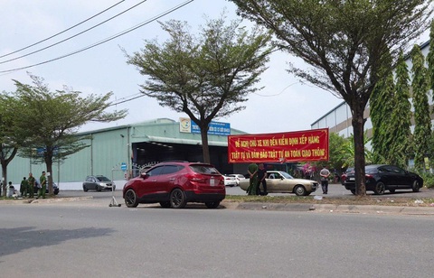 Công an TP.HCM khám xét Trung tâm đăng kiểm 50-01S quận Bình Tân - Ảnh 1. Công an TP.HCM khám xét Trung tâm đăng kiểm 50-01S quận Bình Tân - Ảnh 1.