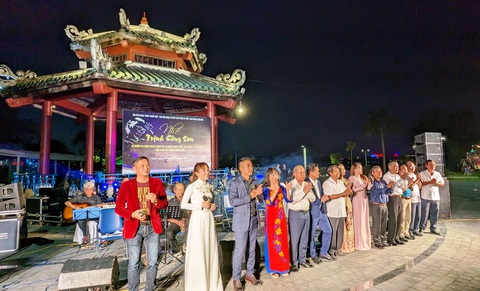 Người Huế nhớ Trịnh Công Sơn bên dòng Hương Giang - Ảnh 1. Người Huế nhớ Trịnh Công Sơn bên dòng Hương Giang - Ảnh 1.
