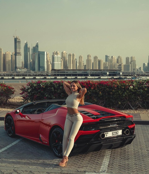 Người mẫu nổi tiếng kéo siêu xe Lamborghini đi dạo như dắt cún, cư dân mạng xuýt xoa - Ảnh 3. Người mẫu nổi tiếng kéo siêu xe Lamborghini đi dạo như dắt cún, cư dân mạng xuýt xoa - Ảnh 3.