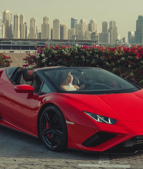 Người mẫu nổi tiếng kéo siêu xe Lamborghini đi dạo như dắt cún, cư dân mạng xuýt xoa - Ảnh 4. Người mẫu nổi tiếng kéo siêu xe Lamborghini đi dạo như dắt cún, cư dân mạng xuýt xoa - Ảnh 4.