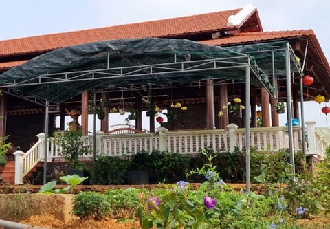 Phó bí thư huyện nói gì về trang trại trên đất chưa cấp sổ đỏ? - Ảnh 1. Phó bí thư huyện nói gì về trang trại trên đất chưa cấp sổ đỏ? - Ảnh 1.