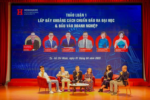 Buổi đối thoại giữa HIU và 100 doanh nghiệp - Ảnh 1. Các diễn giả trong phiên thảo luận của buổi tọa đàm
