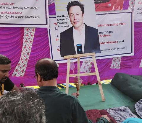 Elon Musk được một nhóm đàn ông Ấn Độ tôn thờ - Ảnh 1. Elon Musk được một nhóm đàn ông Ấn Độ tôn thờ - Ảnh 1.