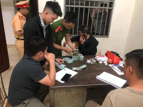 Thưởng nóng Công an TP Pleiku bắt nhanh nghi phạm người Trung Quốc sát hại nhân viên kế toán - Ảnh 3. Thưởng nóng Công an TP Pleiku bắt nhanh nghi phạm người Trung Quốc sát hại nhân viên kế toán - Ảnh 3.