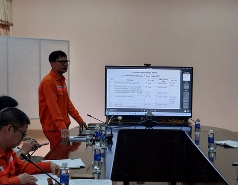 Công ty Thủy điện Quảng Trị tổ chức bồi dưỡng nghề năm 2023 - Ảnh 2. Ông Nguyễn Trí Thức - Quản đốc PXVH trình bày bài giảng trong hệ thống điện