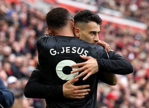 Liverpool hòa Arsenal dù bị dẫn trước 2 bàn - Ảnh 2. Liverpool hòa Arsenal dù bị dẫn trước 2 bàn - Ảnh 2.