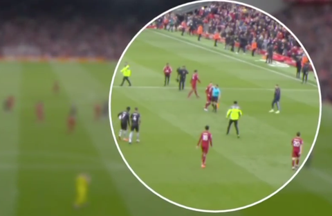 Trợ lý trọng tài thúc cùi chỏ cầu thủ Liverpool bị đình chỉ - Ảnh 3. Hình ảnh cho thấy Constantine Hatzidaki thúc cùi chỏ Robertson - Ảnh: Cắt clip