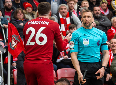 Trợ lý trọng tài thúc cùi chỏ cầu thủ Liverpool bị đình chỉ - Ảnh 1. Trợ lý trọng tài Hatzidaki đối mặt với án phạt nặng vì thúc cùi chỏ Robertson của Liverpool- Ảnh: EPA