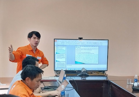 Công ty Thủy điện Quảng Trị tổ chức bồi dưỡng nghề năm 2023 - Ảnh 3. Ông Trần Văn Tiến - Phó Quản đốc PXVH trình bày các thông tư, quy định, quy trình trong hệ thống điện quốc gia