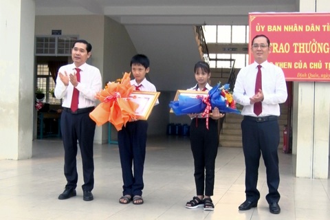 Chủ tịch Đồng Nai tặng bằng khen hai học sinh trả lại người đánh rơi hàng trăm triệu đồng - Ảnh 1. Chủ tịch Đồng Nai tặng bằng khen hai học sinh trả lại người đánh rơi hàng trăm triệu đồng - Ảnh 1.