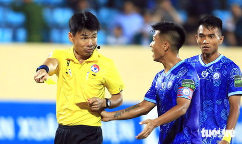Trọng tài Trương Hồng Vũ không được làm nhiệm vụ ở vòng 6 V-League - Ảnh 1. Trọng tài Trương Hồng Vũ không được làm nhiệm vụ ở vòng 6 V-League - Ảnh 1.