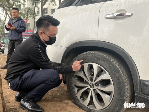 Hơn 20 ô tô bị chọc thủng lốp khi đỗ trên vỉa hè Hà Nội - Ảnh 1. Hơn 20 ô tô bị chọc thủng lốp khi đỗ trên vỉa hè Hà Nội - Ảnh 1.