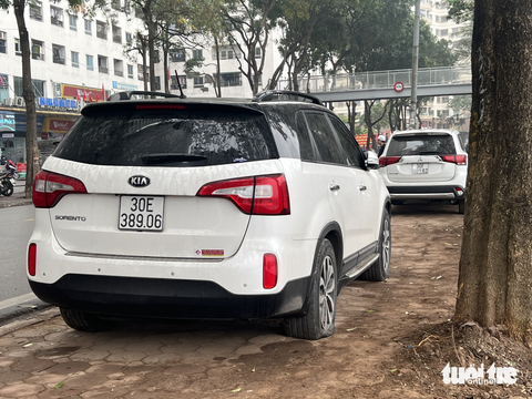 Hơn 20 ô tô bị chọc thủng lốp khi đỗ trên vỉa hè Hà Nội - Ảnh 2. Hơn 20 ô tô bị chọc thủng lốp khi đỗ trên vỉa hè Hà Nội - Ảnh 2.