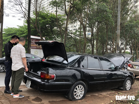 Hơn 20 ô tô bị chọc thủng lốp khi đỗ trên vỉa hè Hà Nội - Ảnh 4. Hơn 20 ô tô bị chọc thủng lốp khi đỗ trên vỉa hè Hà Nội - Ảnh 4.