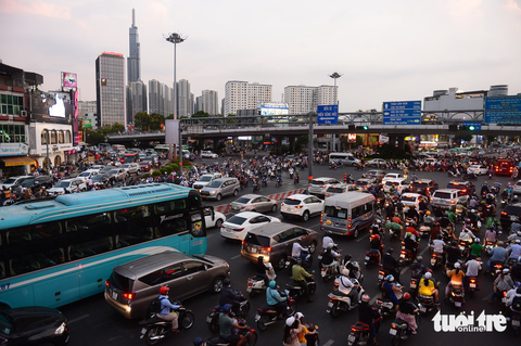 Ngã tư Hàng Xanh thường xuyên ùn tắc giao thông vào các khung giờ cao điểm - Ảnh: QUANG ĐỊNH Ngã tư Hàng Xanh thường xuyên ùn tắc giao thông vào các khung giờ cao điểm - Ảnh: QUANG ĐỊNH