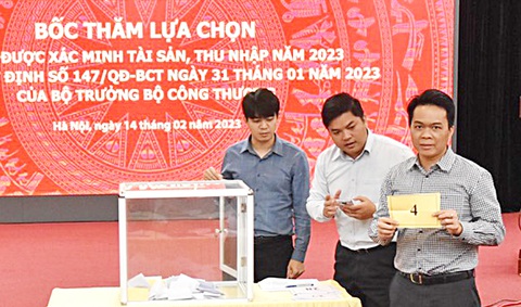 Bốc thăm lựa chọn người được xác minh tài sản tại Bộ Công Thương - Ảnh: Q.LỘC Bốc thăm lựa chọn người được xác minh tài sản tại Bộ Công Thương - Ảnh: Q.LỘC