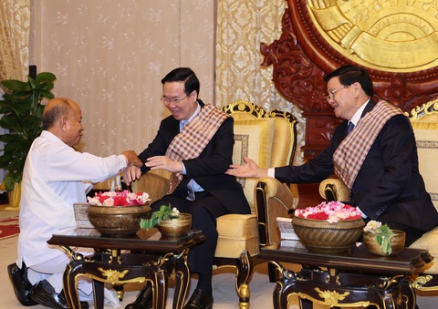 Lào làm nghi lễ buộc chỉ cổ tay cho Chủ tịch nước Võ Văn Thưởng - Ảnh 1. Lào làm nghi lễ buộc chỉ cổ tay cho Chủ tịch nước Võ Văn Thưởng - Ảnh 1.