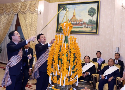 Lào làm nghi lễ buộc chỉ cổ tay cho Chủ tịch nước Võ Văn Thưởng - Ảnh 2. Lào làm nghi lễ buộc chỉ cổ tay cho Chủ tịch nước Võ Văn Thưởng - Ảnh 2.
