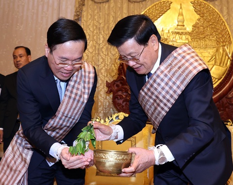 Lào làm nghi lễ buộc chỉ cổ tay cho Chủ tịch nước Võ Văn Thưởng - Ảnh 4. Lào làm nghi lễ buộc chỉ cổ tay cho Chủ tịch nước Võ Văn Thưởng - Ảnh 4.