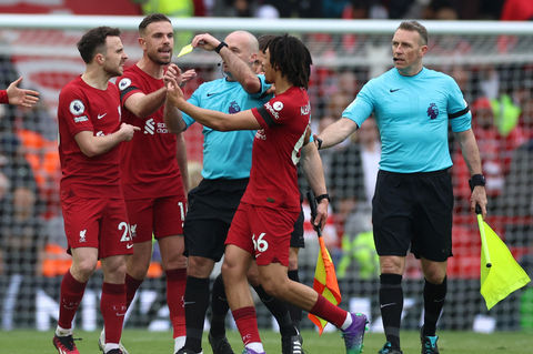 Điều tra lý do trợ lý trọng tài thúc chỏ vào cổ cầu thủ Liverpool - Ảnh 3. Điều tra lý do trợ lý trọng tài thúc chỏ vào cổ cầu thủ Liverpool - Ảnh 3.