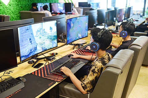 Bạn trẻ chơi game online ở quận 5, TP.HCM - Ảnh: Q.Đ. Bạn trẻ chơi game online ở quận 5, TP.HCM - Ảnh: Q.Đ.