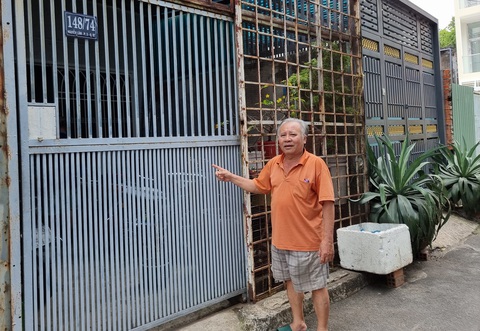Ông Nguyễn Văn Toàn trước ngôi nhà của gia đình hơn 30 năm vướng quy hoạch - Ảnh: ÁI NHÂN Ông Nguyễn Văn Toàn trước ngôi nhà của gia đình hơn 30 năm vướng quy hoạch - Ảnh: ÁI NHÂN