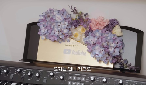 Davichi nhận nút vàng YouTube, Kang Min Kyung quyết cưa đôi cho Lee Hae Ri - Ảnh 6. Davichi nhận nút vàng YouTube, Kang Min Kyung quyết cưa đôi cho Lee Hae Ri - Ảnh 6.