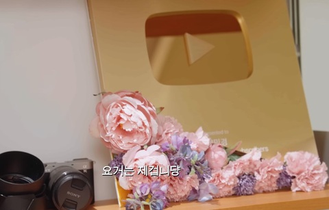 Davichi nhận nút vàng YouTube, Kang Min Kyung quyết cưa đôi cho Lee Hae Ri - Ảnh 7. Davichi nhận nút vàng YouTube, Kang Min Kyung quyết cưa đôi cho Lee Hae Ri - Ảnh 7.