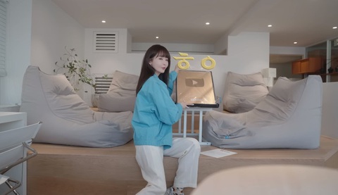 Davichi nhận nút vàng YouTube, Kang Min Kyung quyết cưa đôi cho Lee Hae Ri - Ảnh 1. Davichi nhận nút vàng YouTube, Kang Min Kyung quyết cưa đôi cho Lee Hae Ri - Ảnh 1.