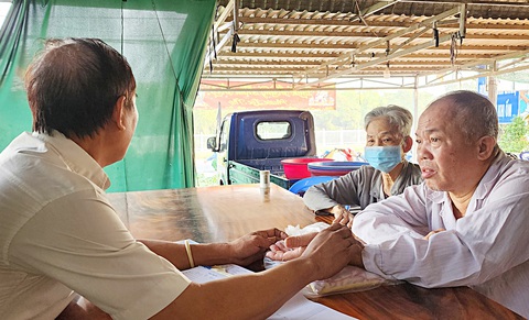 Ngoài giờ dạy học, thầy Tê lại khám bệnh và bốc thuốc cho bệnh nhân nghèo - Ảnh: TIẾN TRÌNH Ngoài giờ dạy học, thầy Tê lại khám bệnh và bốc thuốc cho bệnh nhân nghèo - Ảnh: TIẾN TRÌNH