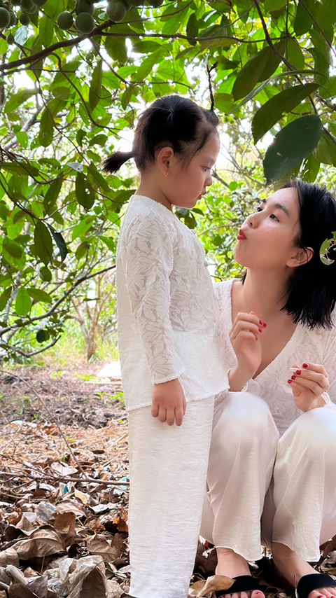 Ảnh vui sao Việt 10-4: Ngọc Trinh vui đùa cùng cháu gái - Ảnh 1. Ảnh vui sao Việt 10-4: Ngọc Trinh vui đùa cùng cháu gái - Ảnh 1.