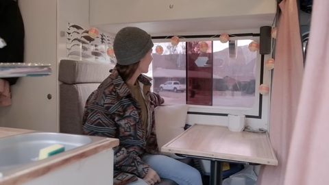 Biến Mercedes-Benz Sprinter thành nhà di động với những món đồ ‘nhặt nhạnh’ - Ảnh 8. Biến Mercedes-Benz Sprinter thành nhà di động với những món đồ ‘nhặt nhạnh’ - Ảnh 8.