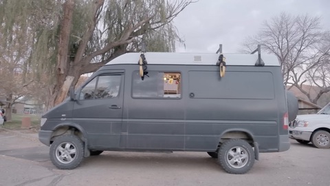 Biến Mercedes-Benz Sprinter thành nhà di động với những món đồ ‘nhặt nhạnh’ - Ảnh 3. Biến Mercedes-Benz Sprinter thành nhà di động với những món đồ ‘nhặt nhạnh’ - Ảnh 3.