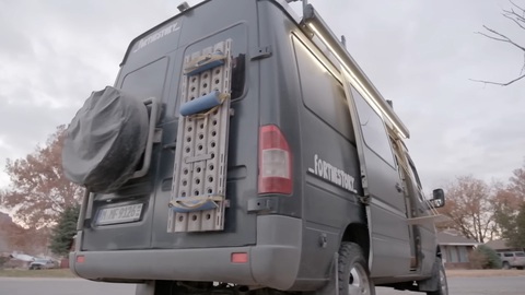 Biến Mercedes-Benz Sprinter thành nhà di động với những món đồ ‘nhặt nhạnh’ - Ảnh 17. Biến Mercedes-Benz Sprinter thành nhà di động với những món đồ ‘nhặt nhạnh’ - Ảnh 17.