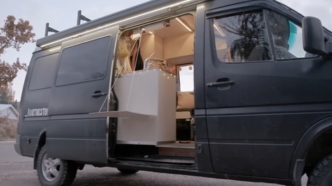 Biến Mercedes-Benz Sprinter thành nhà di động với những món đồ ‘nhặt nhạnh’ - Ảnh 4. Biến Mercedes-Benz Sprinter thành nhà di động với những món đồ ‘nhặt nhạnh’ - Ảnh 4.
