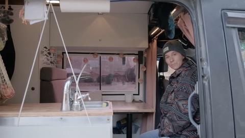Biến Mercedes-Benz Sprinter thành nhà di động với những món đồ ‘nhặt nhạnh’ - Ảnh 9. Biến Mercedes-Benz Sprinter thành nhà di động với những món đồ ‘nhặt nhạnh’ - Ảnh 9.